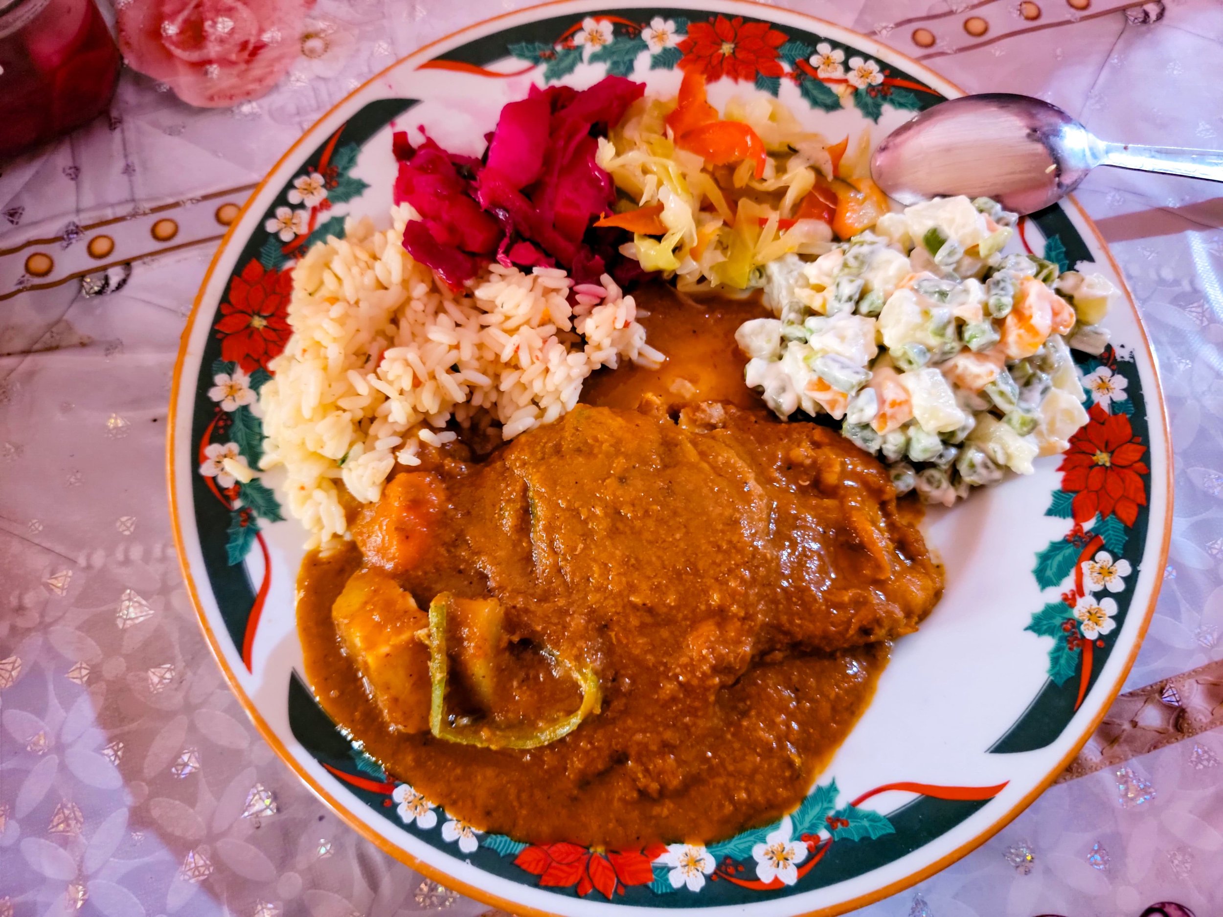  Ensalada rusa, curtido y arroz son algunos de los acompañamientos para que los comensales disfruten el pescado secado. Foto: Glenda Alvarez  